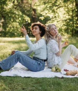 Deux femmes assises sur l'herbe