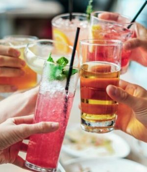 Personnes qui trinquent avec des cocktails Personnes qui trinquent avec des cocktails