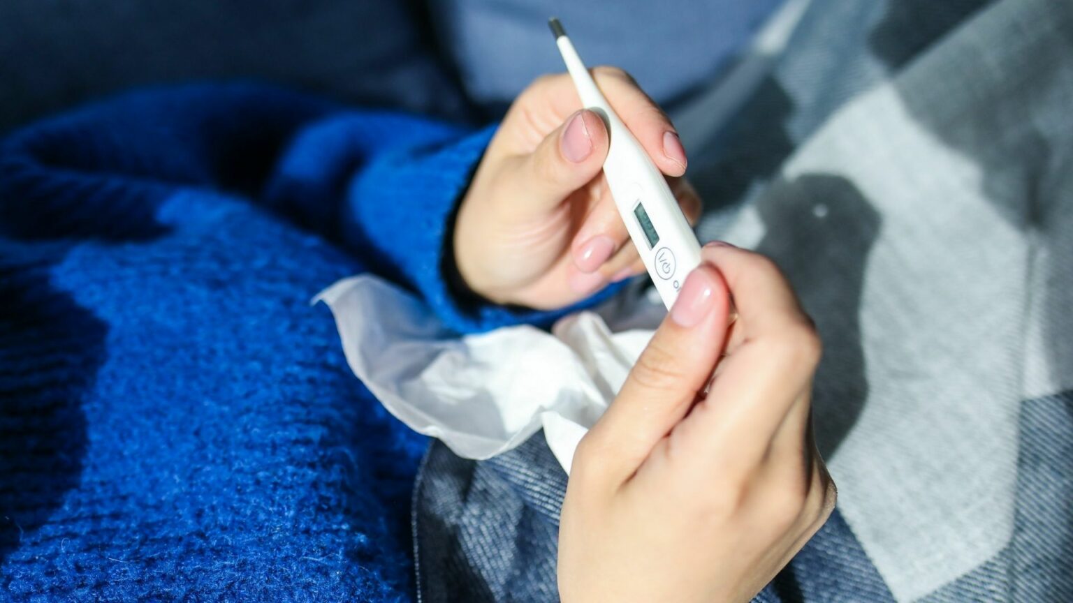 Personne malade avec un thermomètre dans les mains Personne malade avec un thermomètre dans les mains