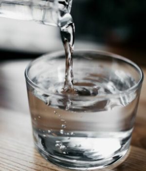 verre d'eau sur une table