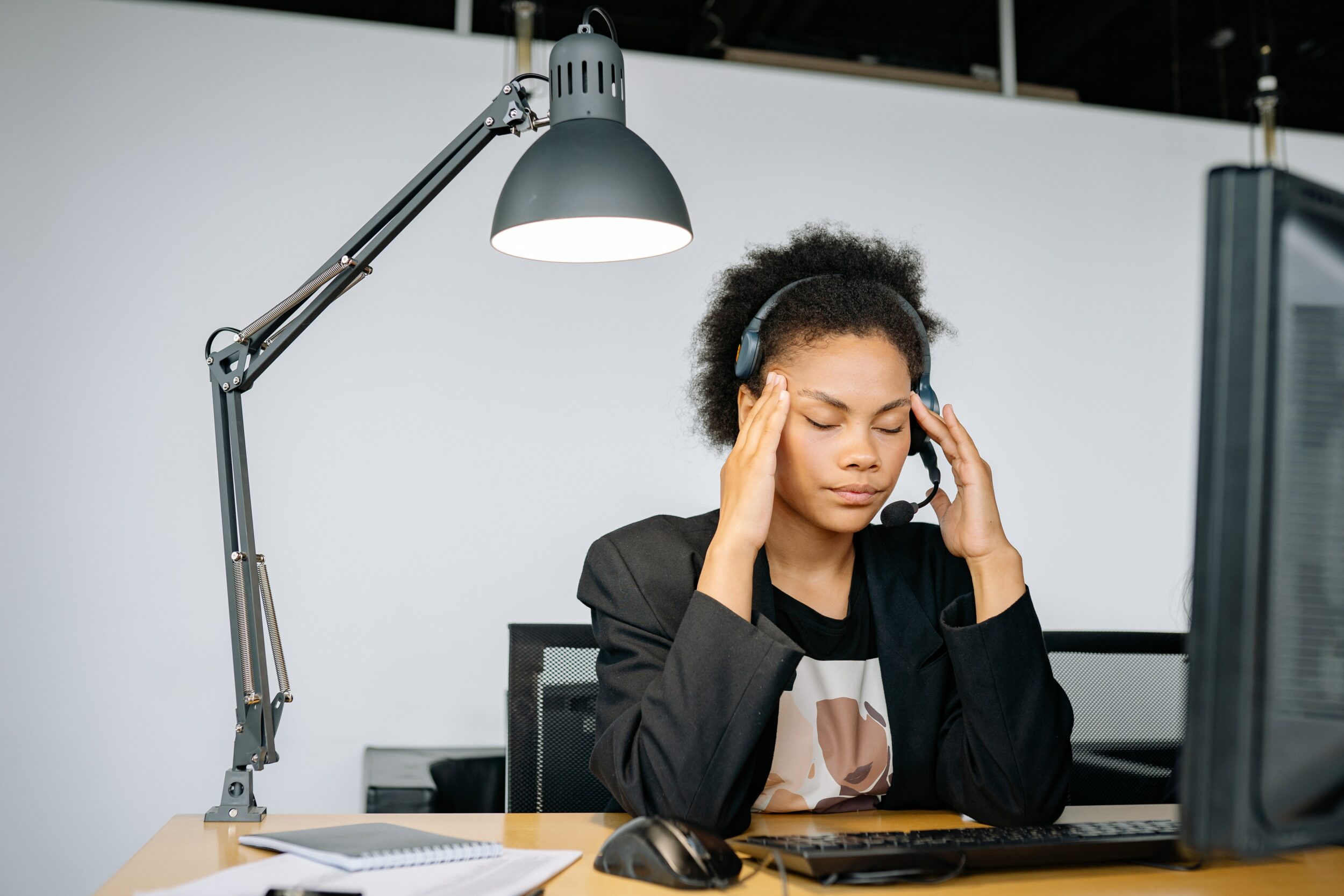 Femme stressée devant son ordinateur