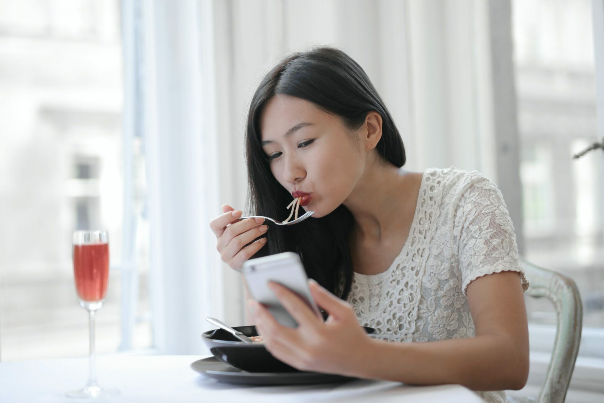 Femme recevant un sms pendant un repas