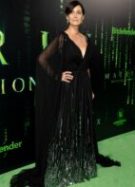 Pour-lAvant-Première-de-Matrix-Resurrections-Carrie-Anne-Moss-Trinity-se-fond-dans-le-métavers-avec-sa-robe-Oscar-de-la-Renta