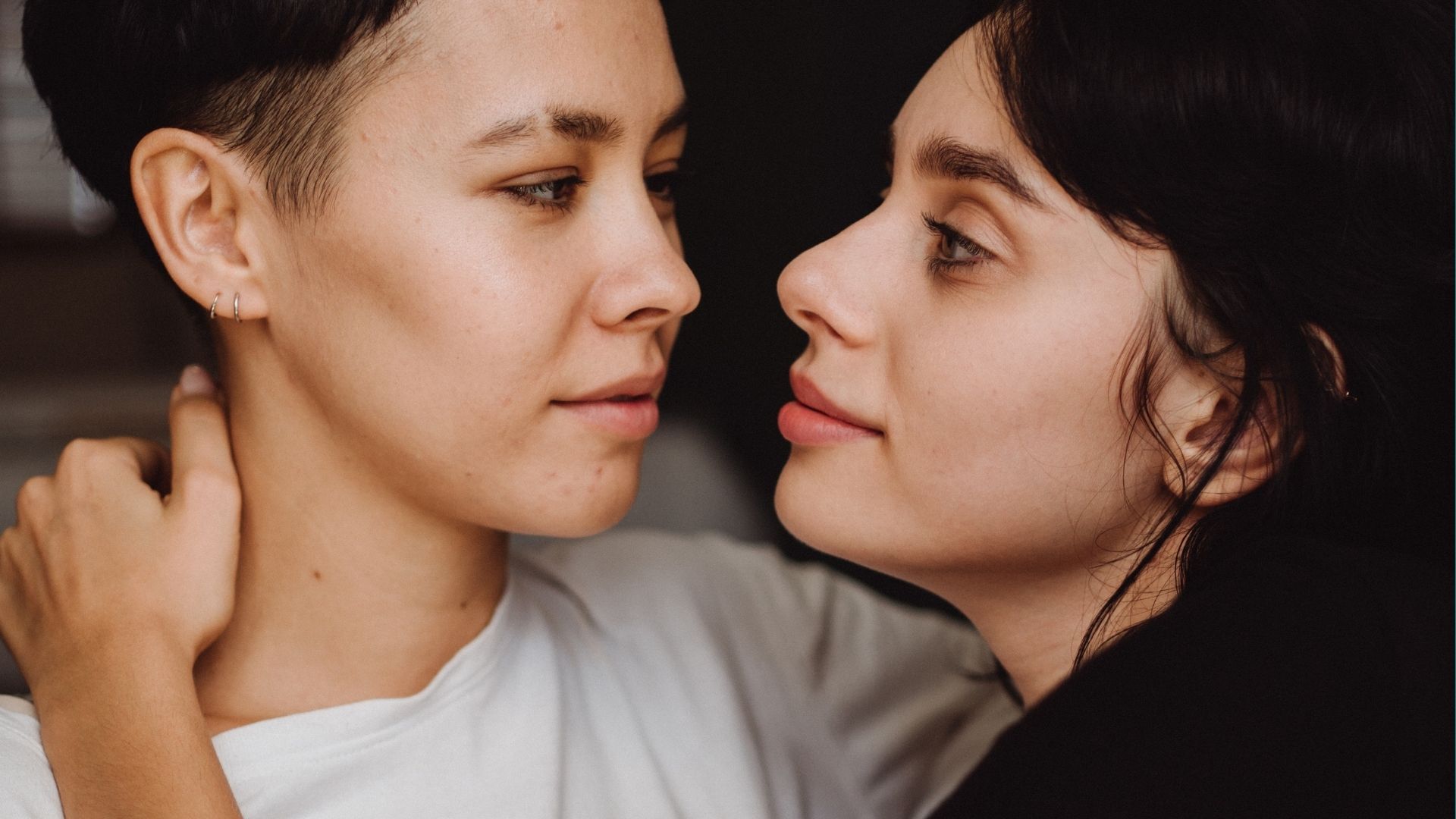 Couple de femmes qui se regarde