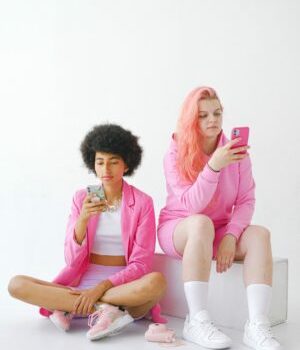 Deux adolescentes sur leur smartphone