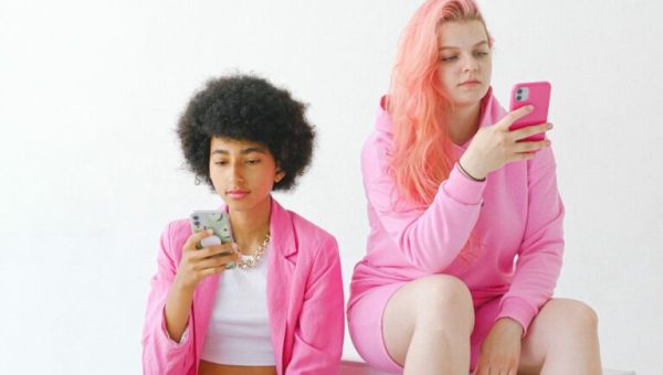Deux adolescentes sur leur smartphone
