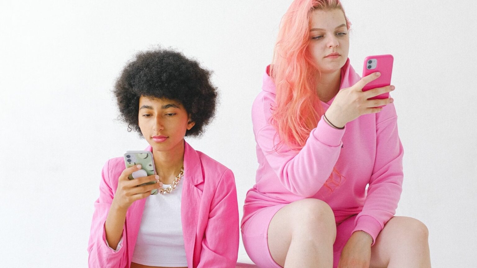 Deux adolescentes sur leur smartphone Deux adolescentes sur leur smartphone