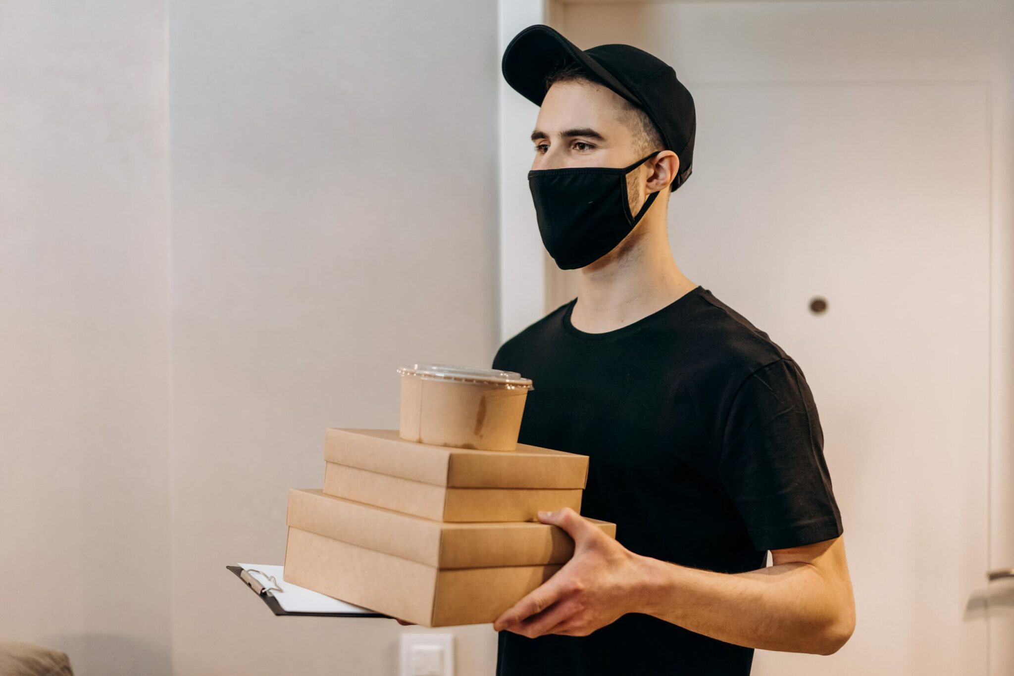 Un livreur de plats sous-payé Un livreur de plats sous-payé