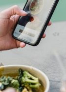 Personne prenant en photo son plat avec son smartphone