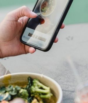 Personne prenant en photo son plat avec son smartphone Personne prenant en photo son plat avec son smartphone