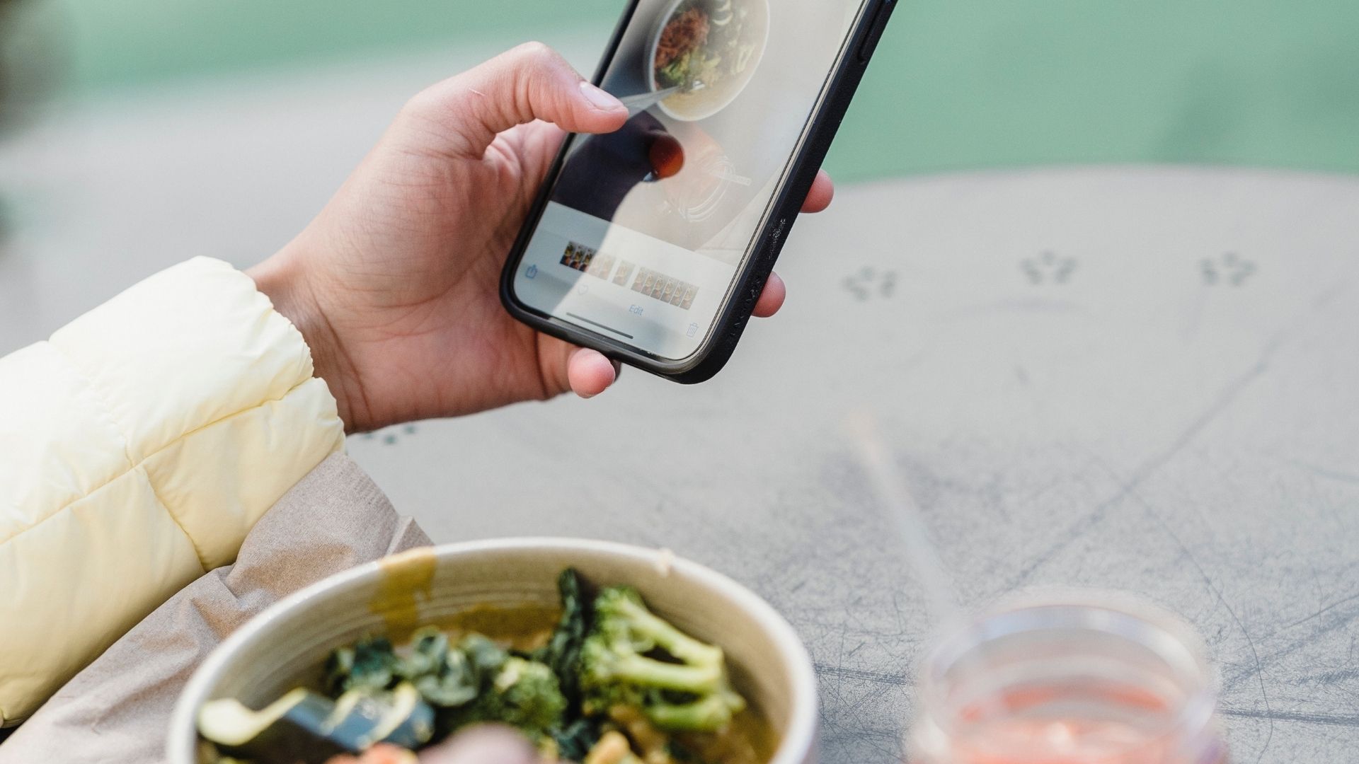 Personne prenant en photo son plat avec son smartphone