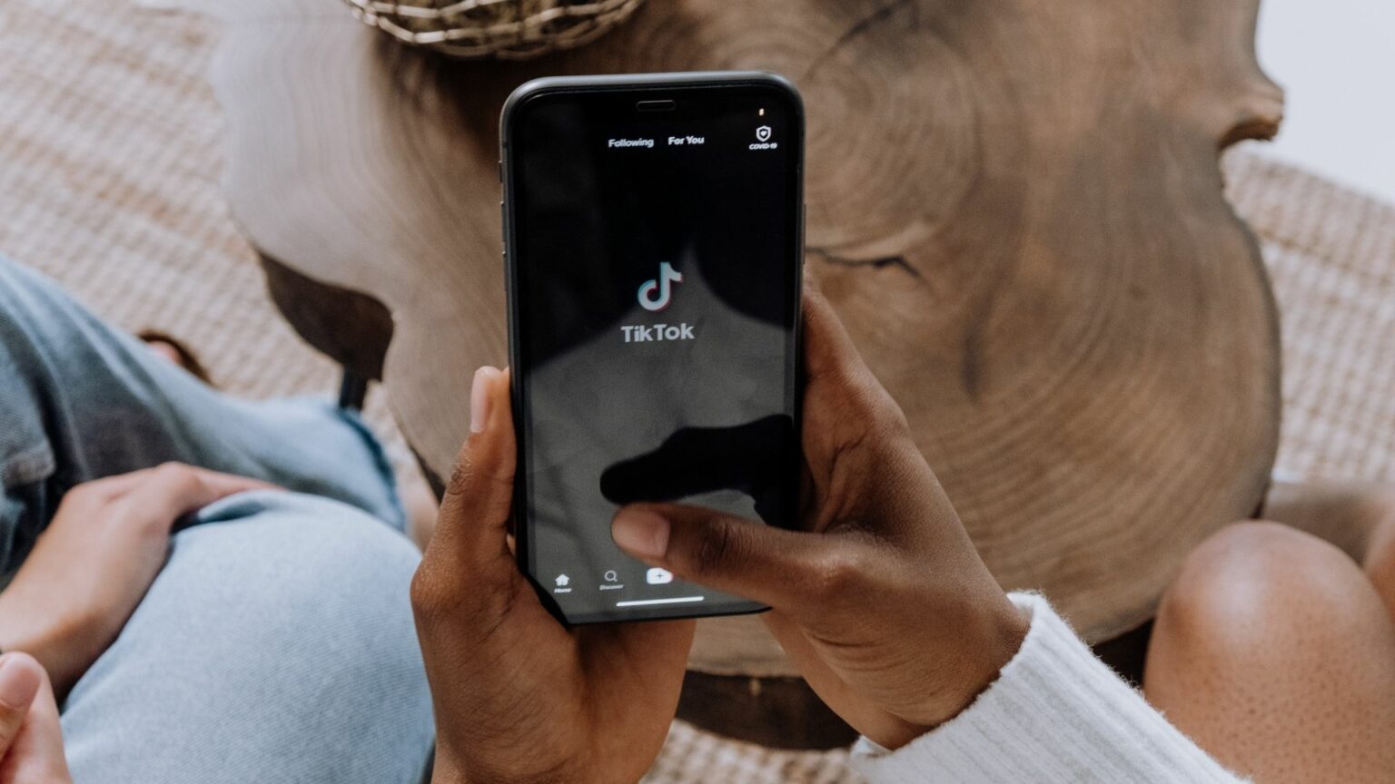 Personne ouvrant l'application TikTok sur son smartphone Personne ouvrant l'application TikTok sur son smartphone