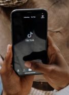 Personne ouvrant l'application TikTok sur son smartphone