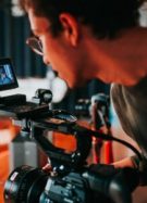 Homme derrière une caméra pendant un tournage