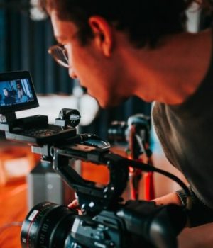 Homme derrière une caméra pendant un tournage Homme derrière une caméra pendant un tournage
