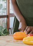 Femme coupant des légumes