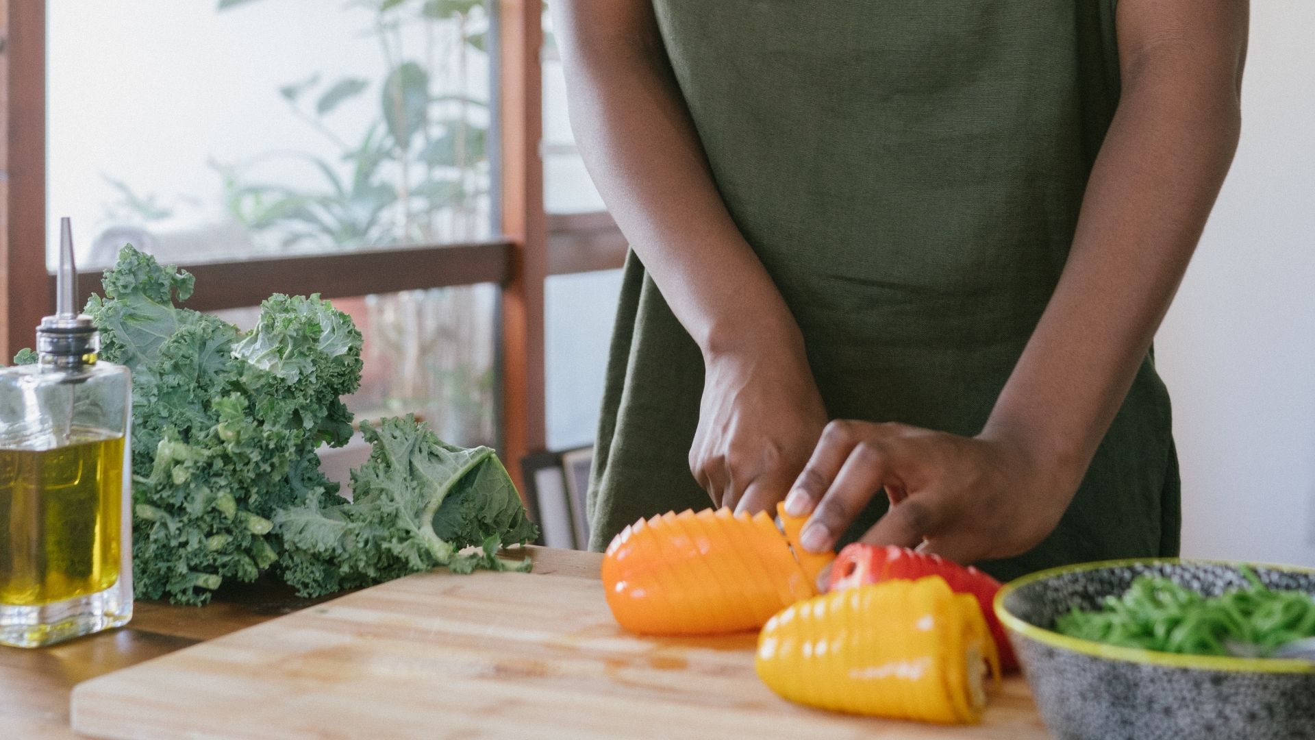 Femme coupant des légumes