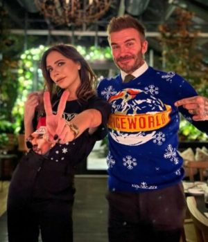 Victoria-et-David-Beckham-dans-des-pulls-de-Noel Victoria-et-David-Beckham-dans-des-pulls-de-Noel