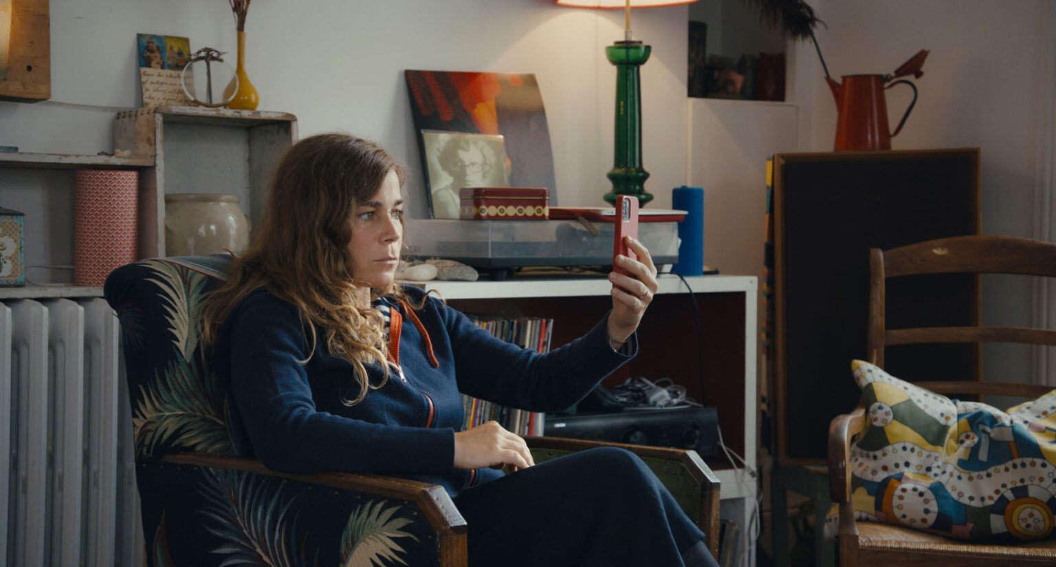 Blanche Gardin, son téléphone à la main. Blanche Gardin, son téléphone à la main.