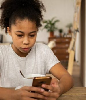 Jeune fille sur son smartphone