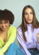 Deux jeunes femmes font un doigt d'honneur.