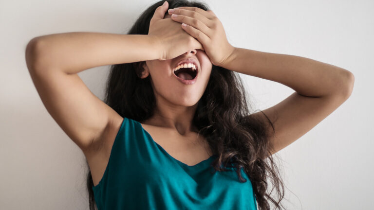 Appliquer du shampooing violet sur cheveux secs pour les déjaunir