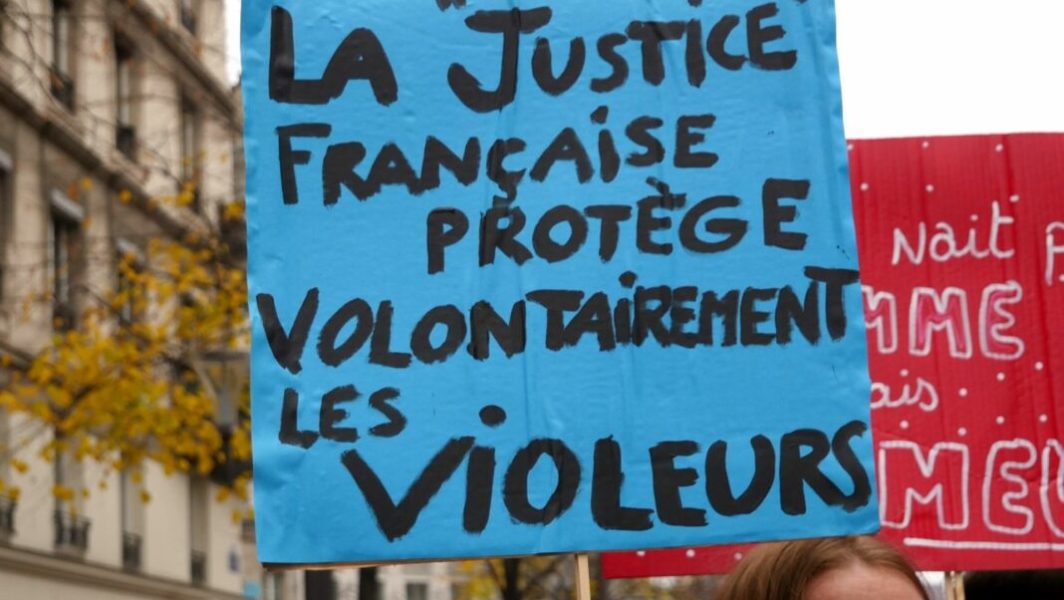 justice-francaise-protege-les-violeurs-pancarte-manifestation-paris-nous-toutes-2021