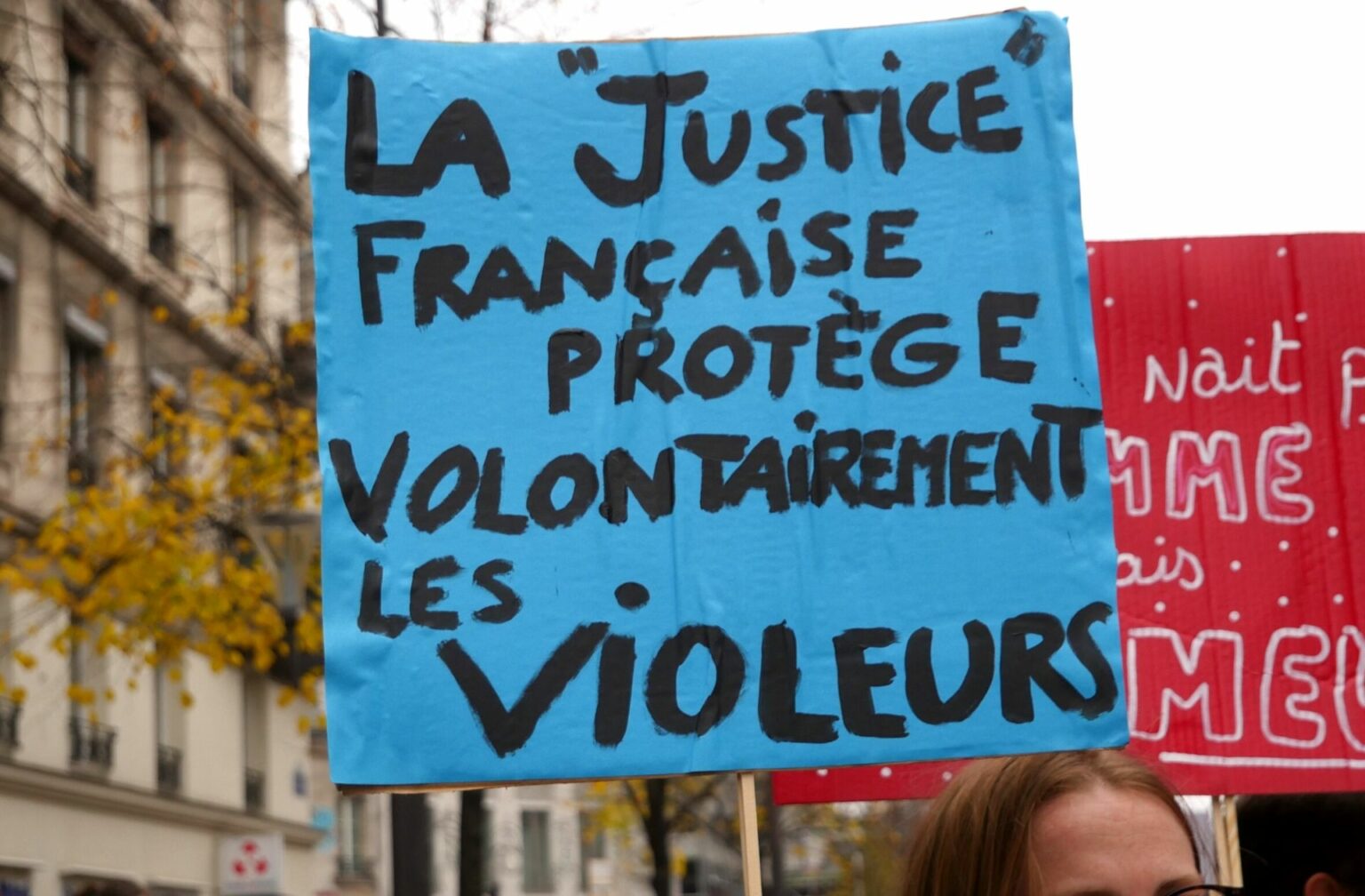 Une manifestante dénonce une justice qui « protège volontairement les violeurs » lors de la manifestation contre les violences sexistes et sexuelles, le 20 novembre 2021 à Paris
