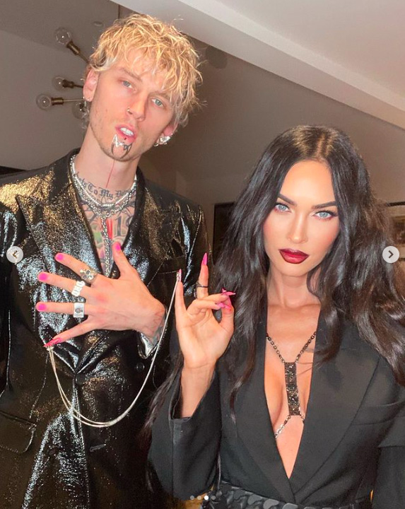 megan-fox-mgk-manucure