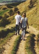 deux personnes dans la campagne