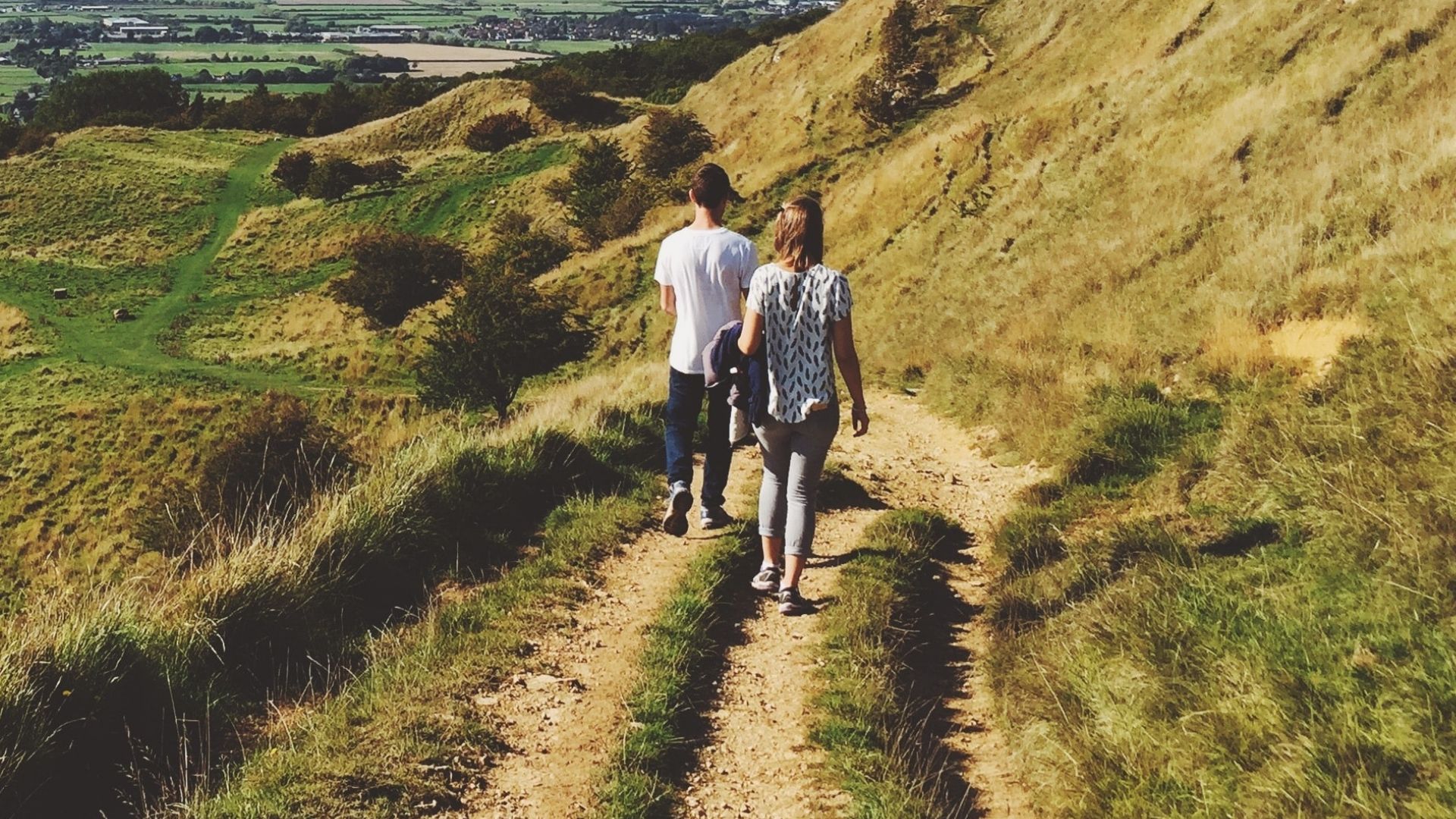 deux personnes dans la campagne