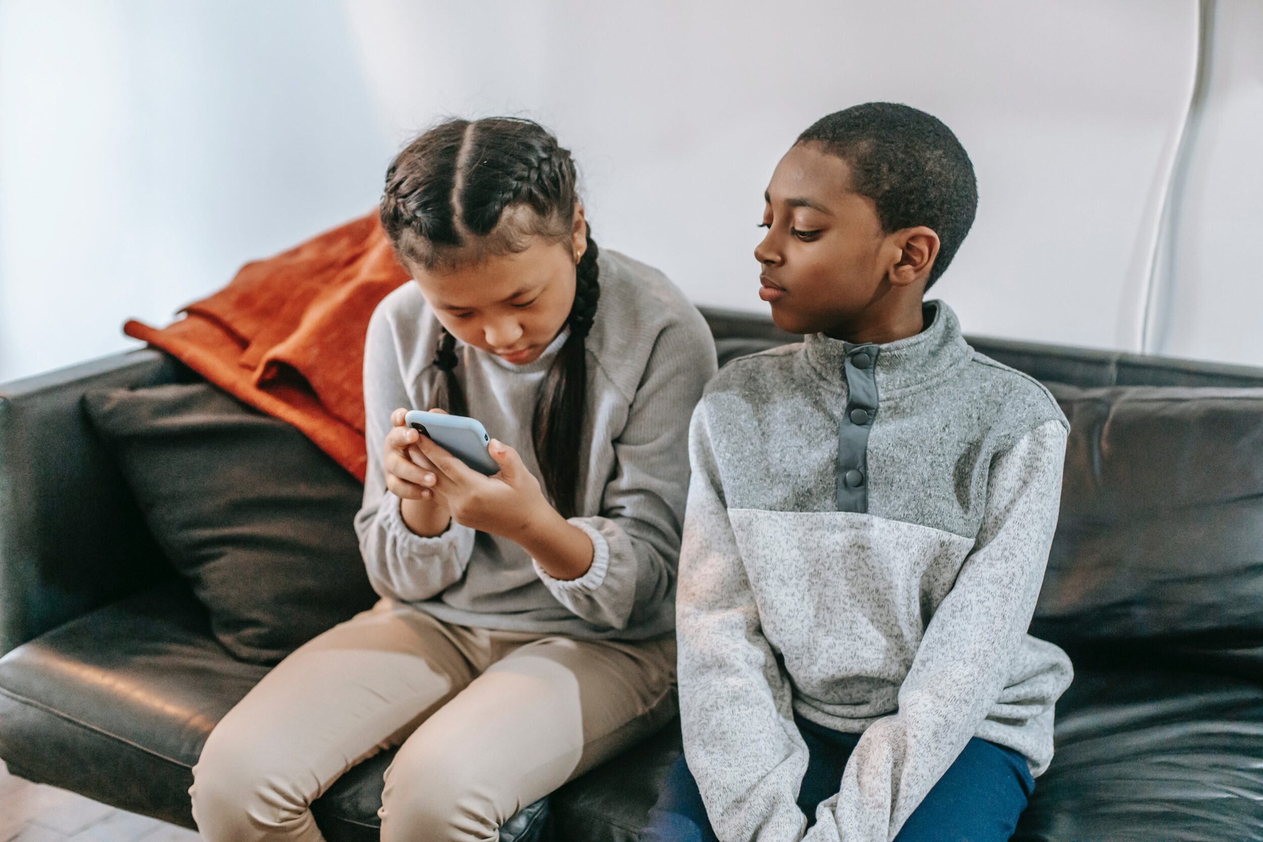 Deux enfants sur un smartphone