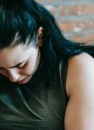 Femme dépressive et attristée