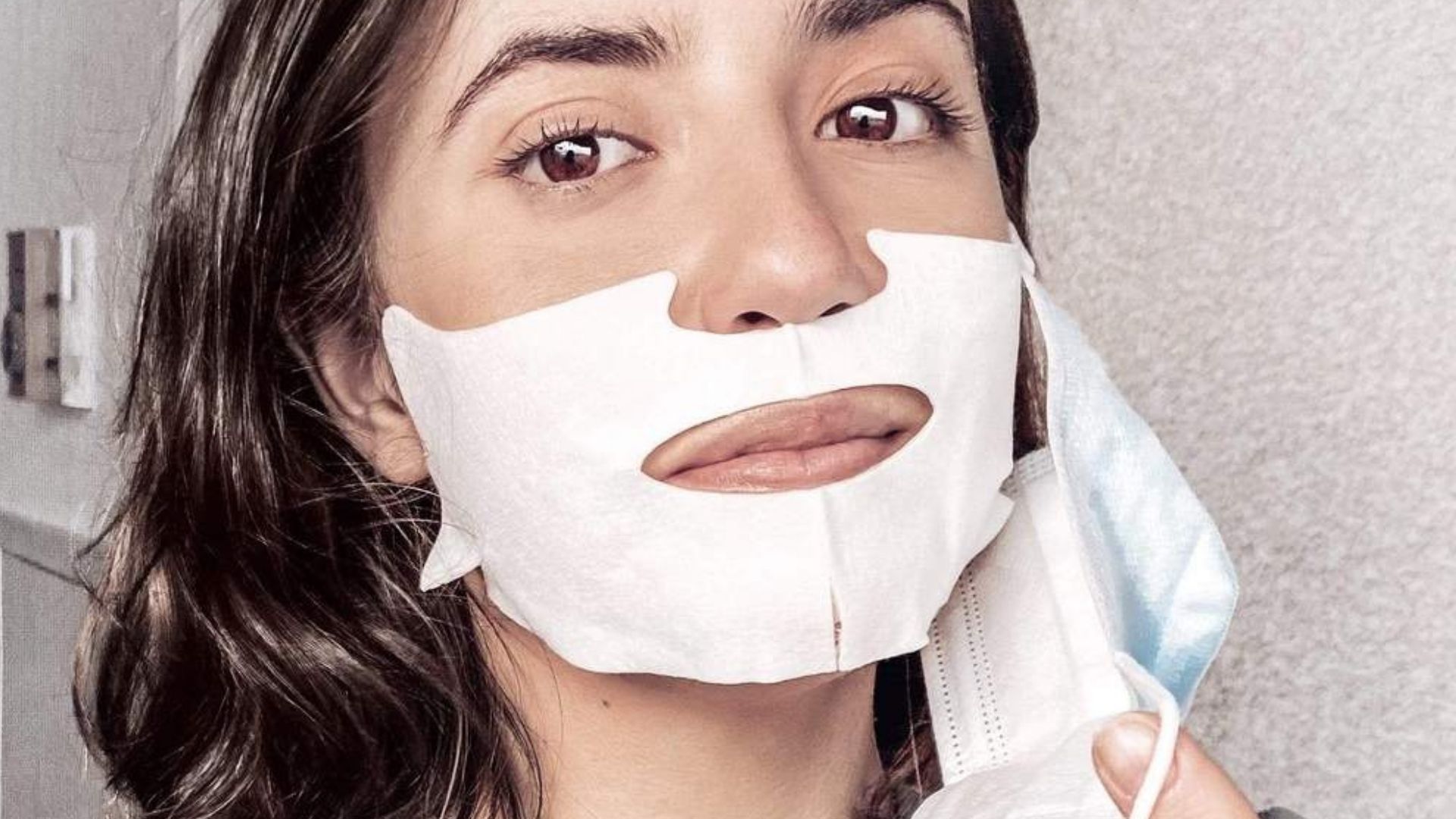 Jeune femme portant un masque beauté sous son masque Covid