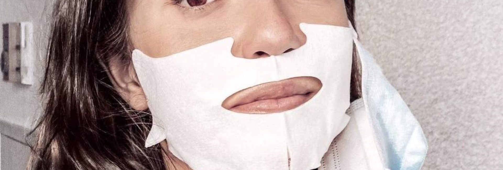 Jeune femme portant un masque beauté sous son masque Covid