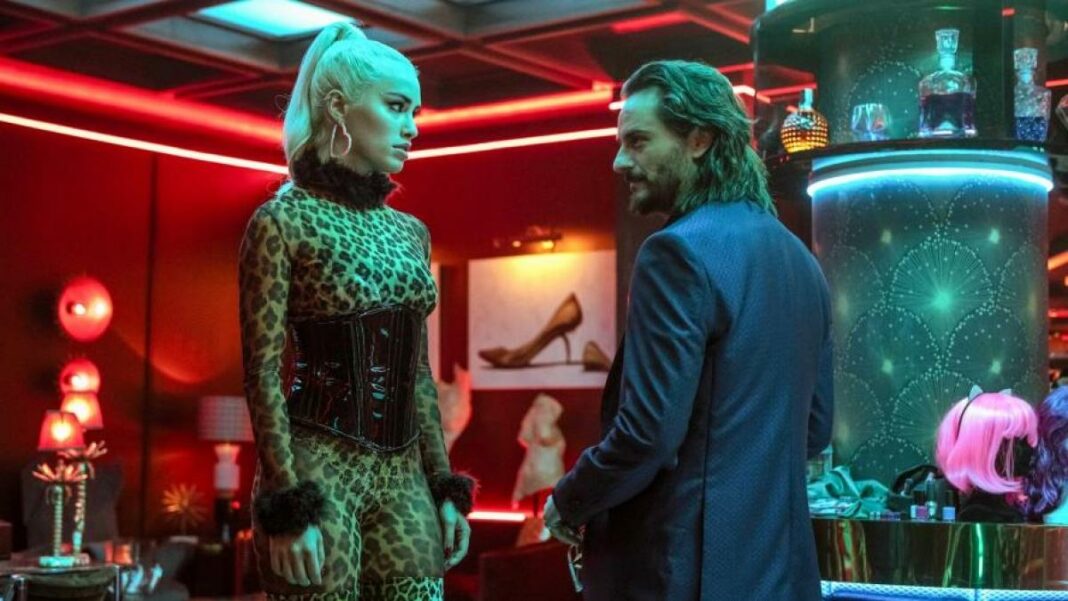 Une prostituée et un proxénète dans la série Netflix Sky Rojo. Une prostituée et un proxénète dans la série Netflix Sky Rojo.