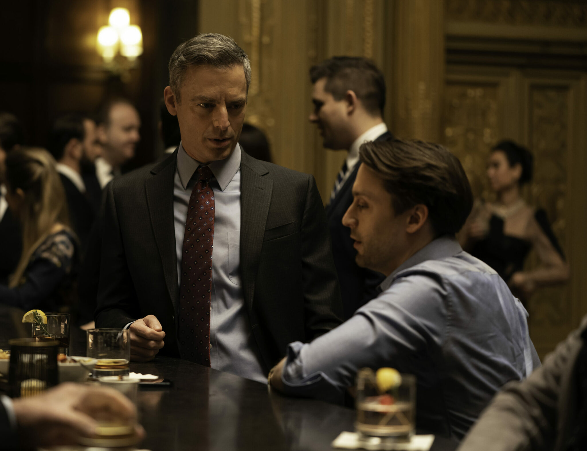 Jeryd Mencken parlant à Roman Roy dans Succession saison 3. Jeryd Mencken parlant à Roman Roy dans Succession saison 3.