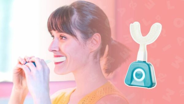 Jeune femme utilisant la Y-Brush