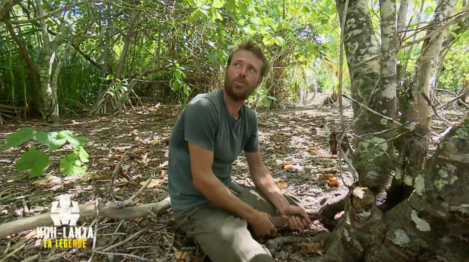 Ugo trouvant son poignard dans Koh-Lanta : La Légende.