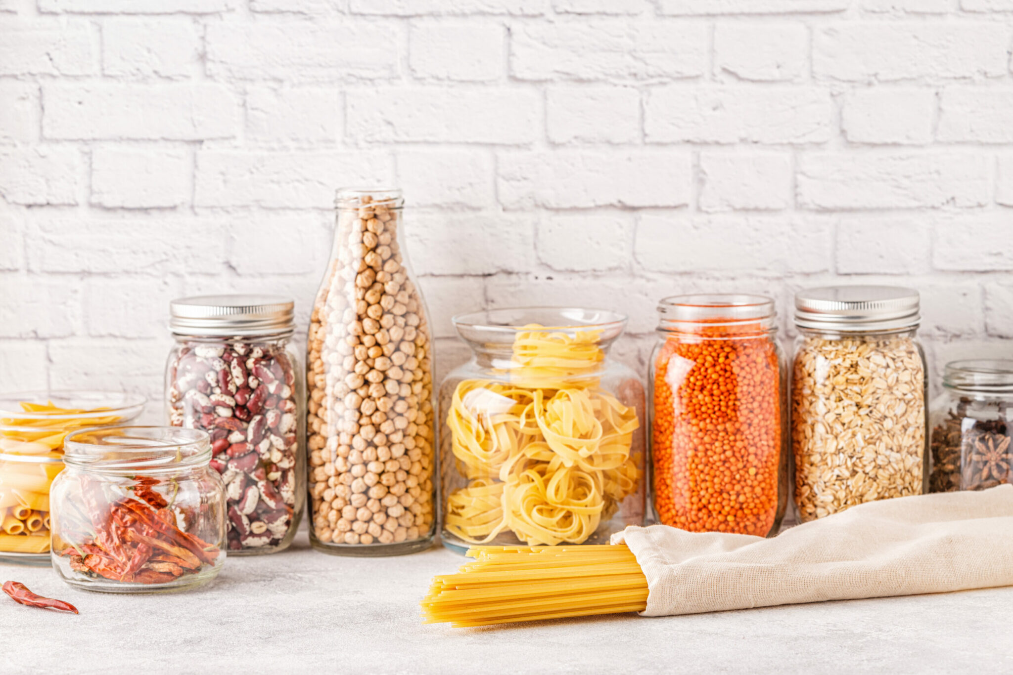 Des bocaux de pâtes et fruits secs en vrac. Des bocaux de pâtes et fruits secs en vrac.