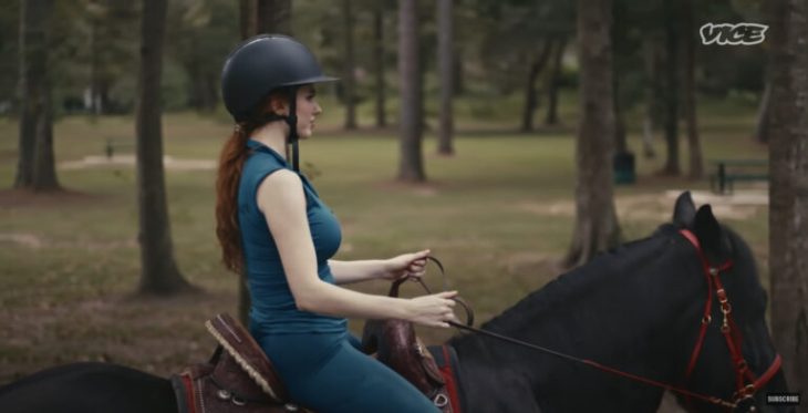 Amouranth à cheval