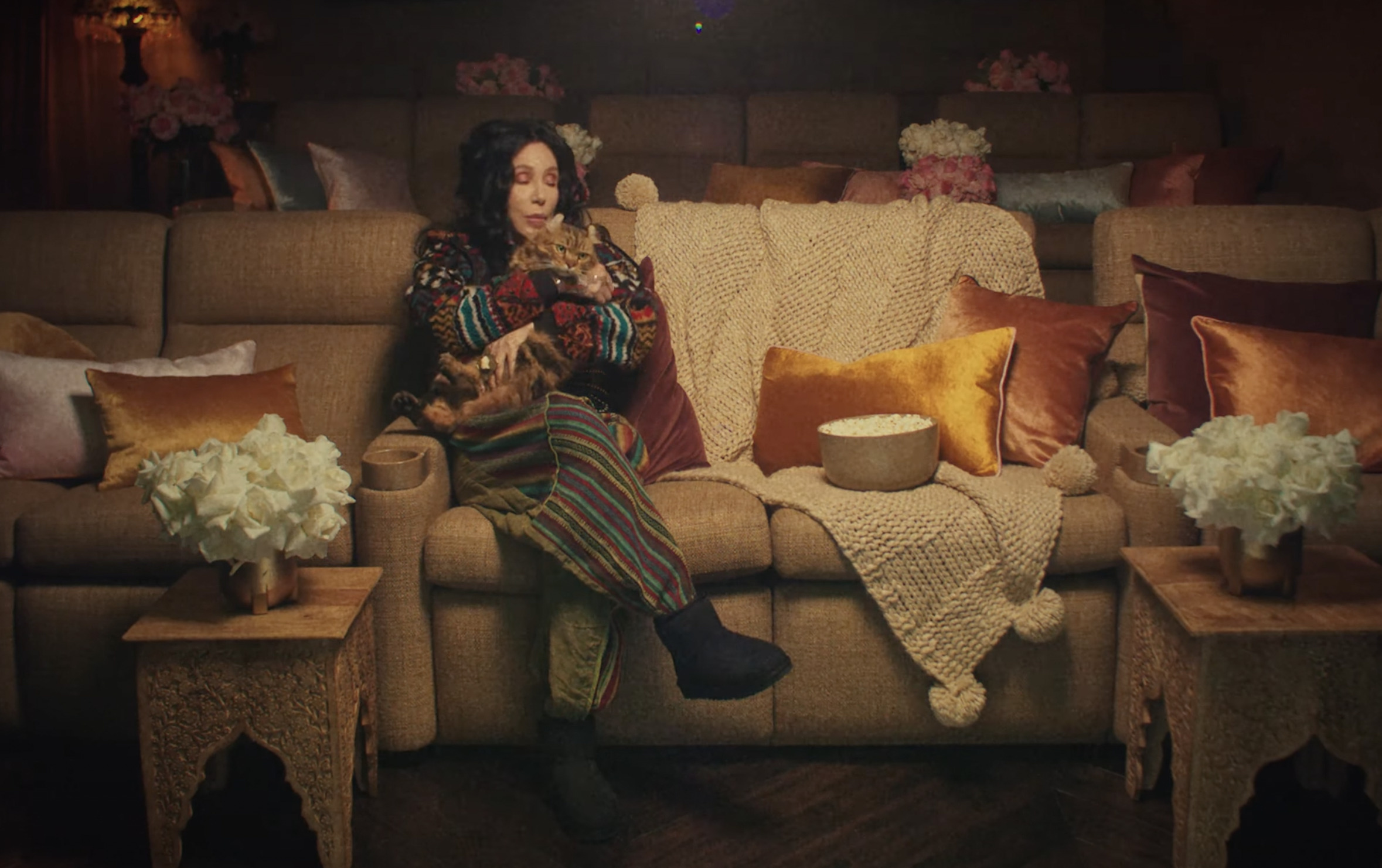 Cher, chez elle en UGG, avec son chat Mala. © Capture d'écran YouTube