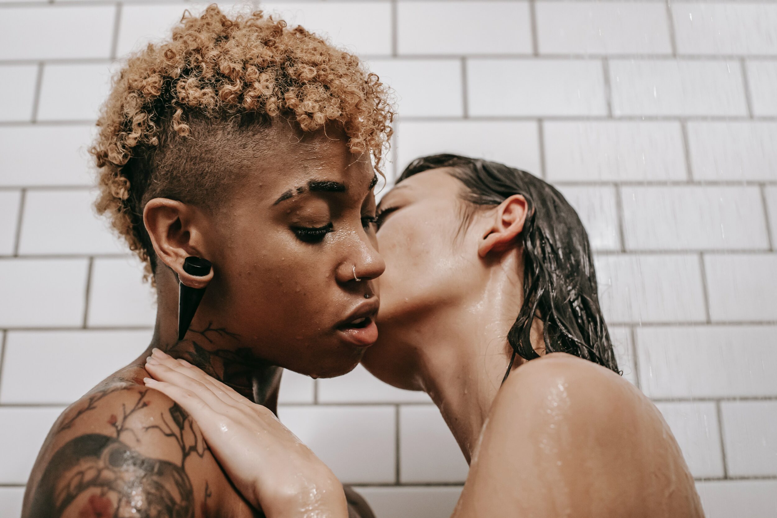 Couple de femmes sous la douche