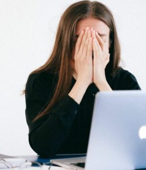 Femme pleurant devant son ordinateur