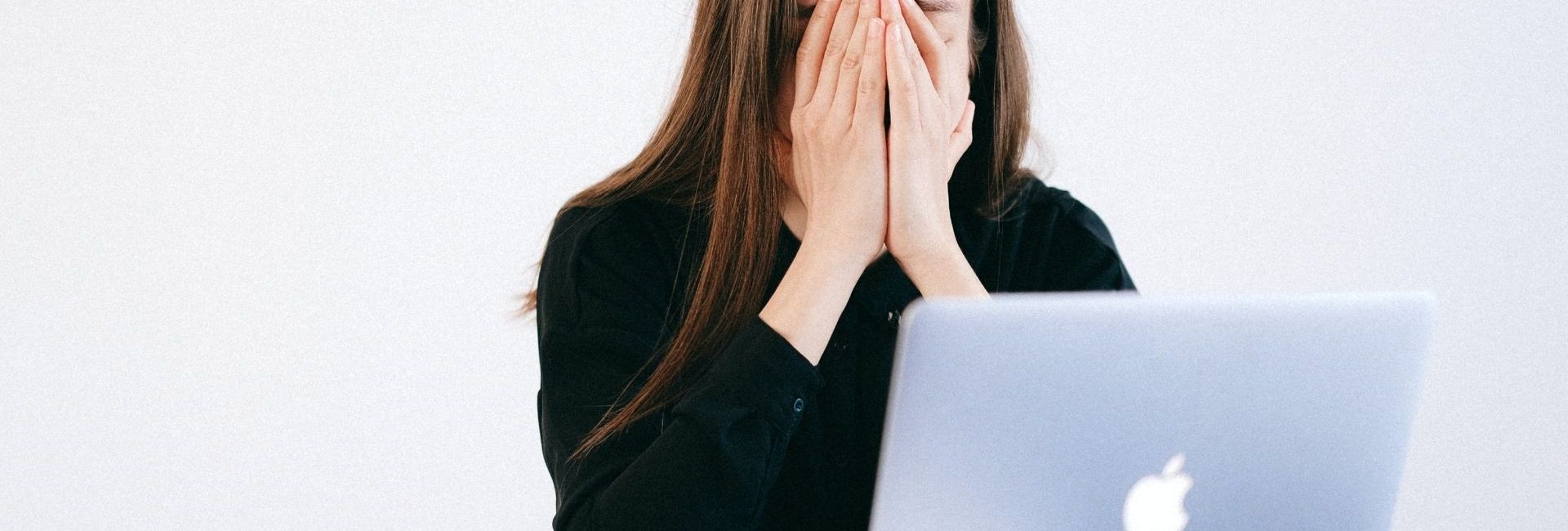 Femme pleurant devant son ordinateur