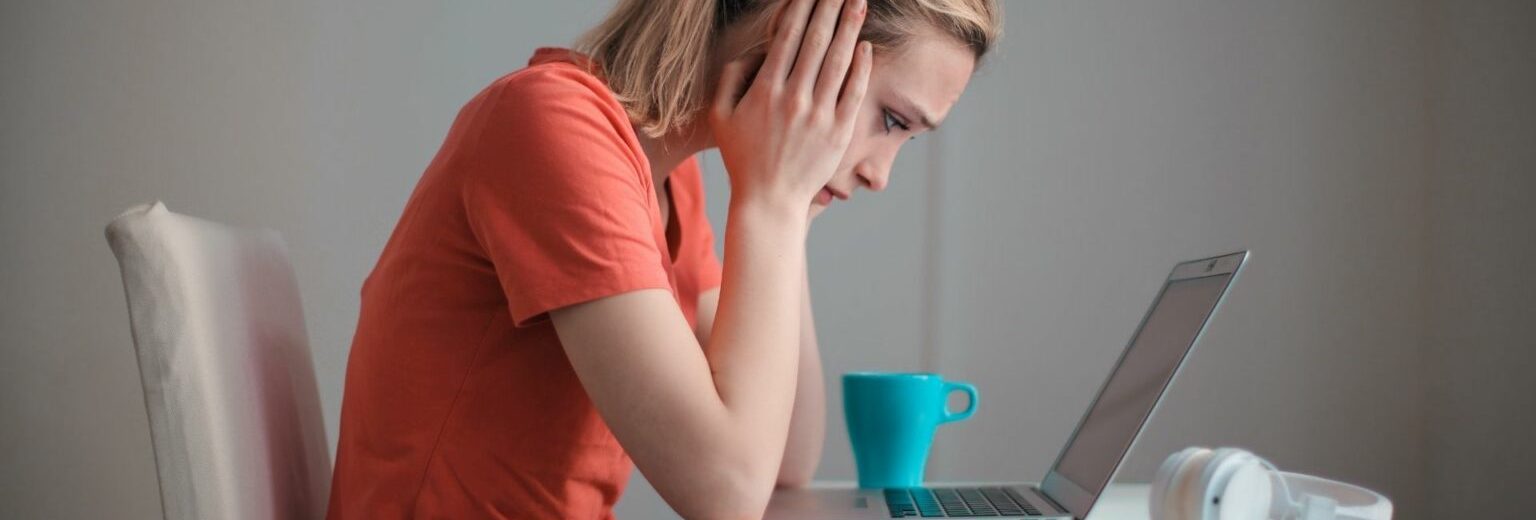 Femme triste devant son ordinateur