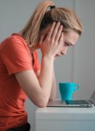 Femme triste devant son ordinateur