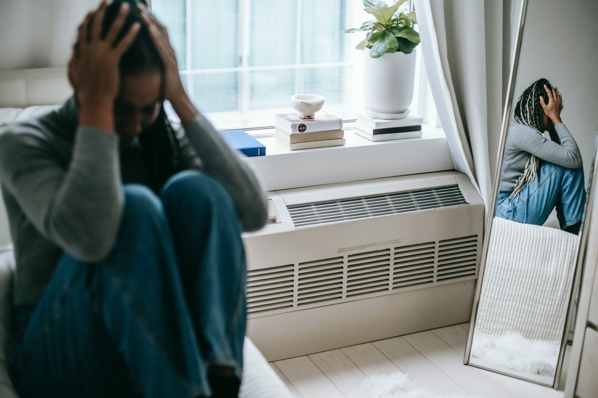 Femme accablée sur son lit Femme accablée sur son lit