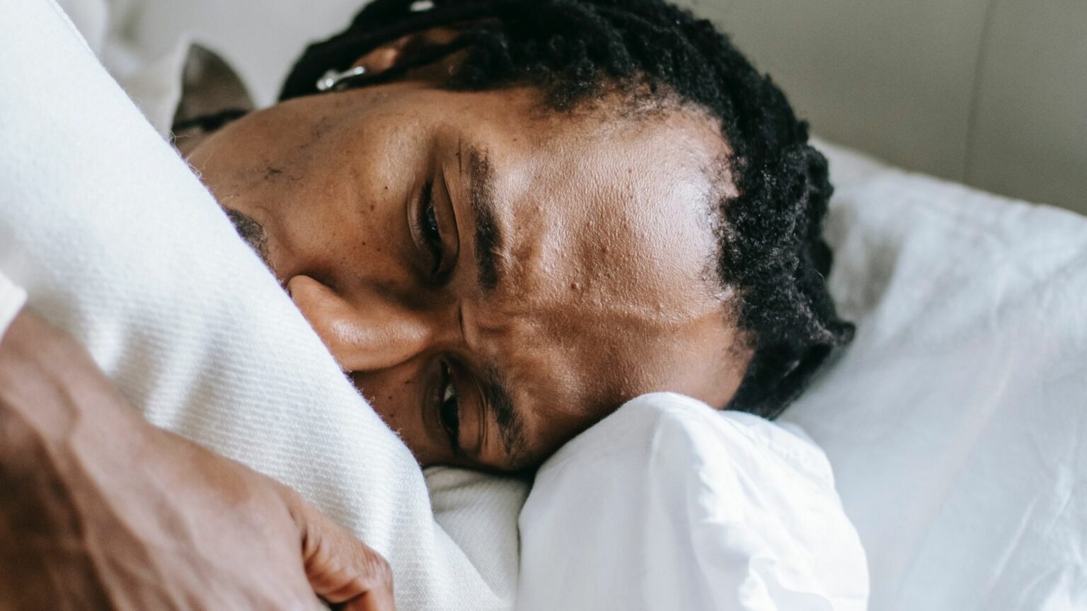 Homme pleurant dans son lit Homme pleurant dans son lit