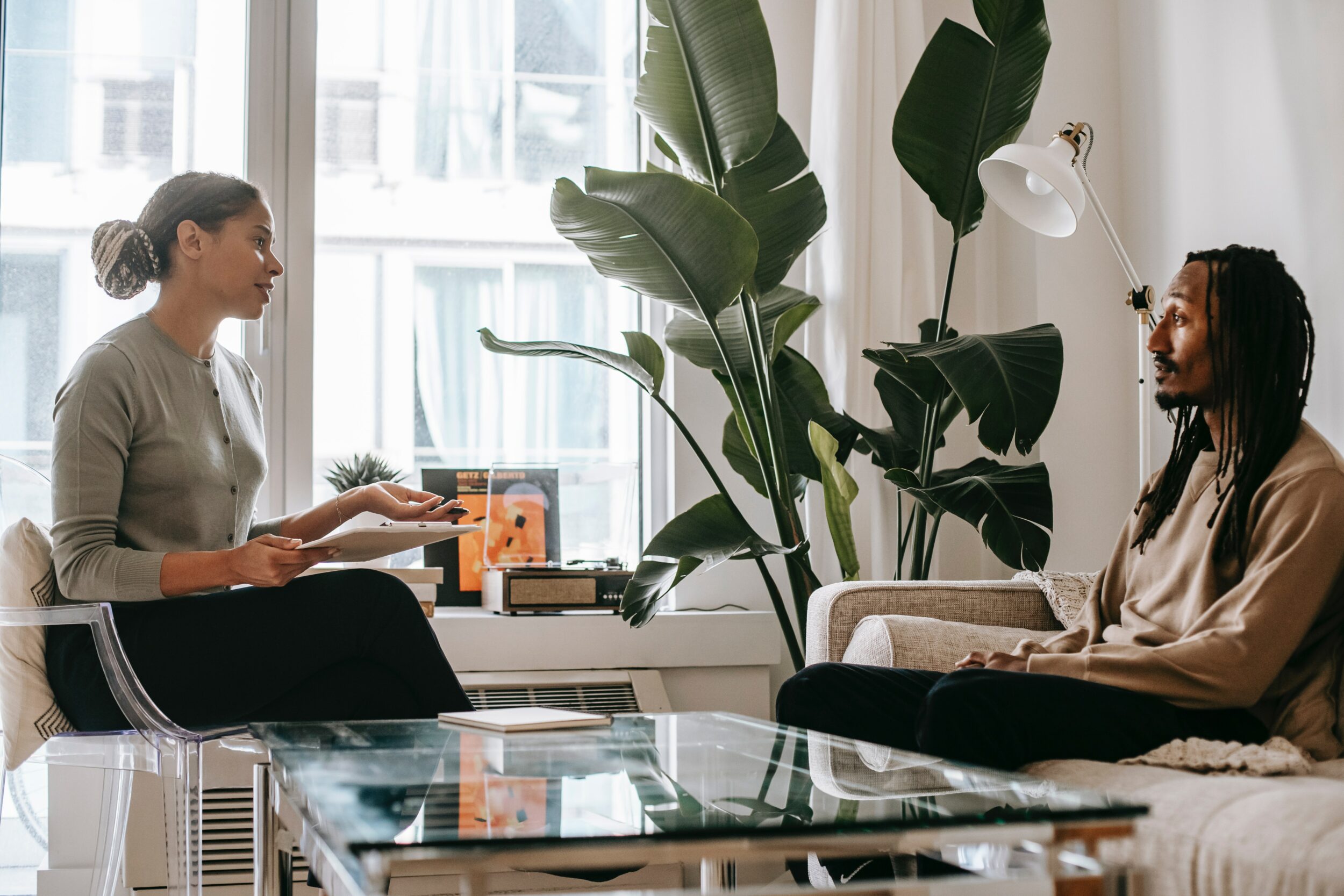 Homme en consultation chez une psy